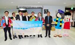 米子―香港チャーター便の初便で鳥取県を訪れた候偉会長（左から５人目）と歓迎する平井知事（同６人目）ら＝１８日、境港市の米子鬼太郎空港
