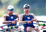 男子軽量級ダブルスカル敗者復活戦　出場した古田直輝（右）、宮浦真之組＝パリ郊外（ゲッティ＝共同）
