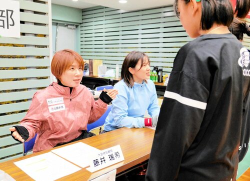 選手に直接アドバイスする藤井さん（左）