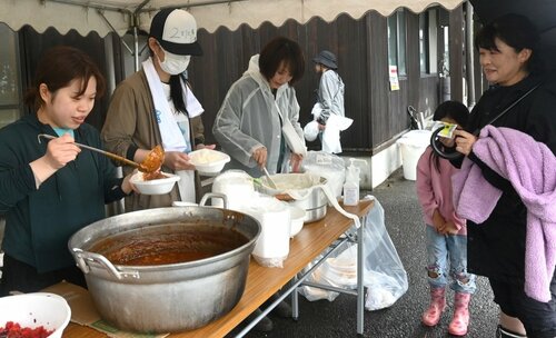 田植えの後には温かいカレーライスが振る舞われた