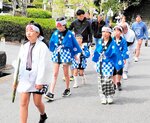 相応峰寺を出発する子どもたち