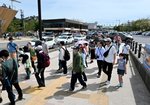 鳥取砂丘の入り込み客数はコロナ禍前の同水準まで回復。駐車場に入ろうとする車が列を作った＝４日、鳥取市福部町湯山