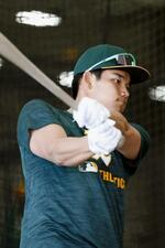 　打撃ケージで素振りするアスレチックスとマイナー契約の森井翔太郎＝３日、メサ（共同）