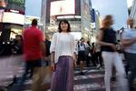 　東京・渋谷のスクランブル交差点に立つ川添愛さん。さまざまな人が行き交うこの街はまさに言語の交差点でもある＝２０２４年１０月（撮影・林昌三）