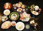 　さまざまな皿がならぶ和食の料理＝東京・銀座の江戸割烹「米村」