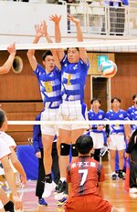男子決勝・鳥取育英－米子工　鳥取育英は第１セットに井上（６）と谷口（２）のブロックで２０－１８とする＝鳥取産業体育館