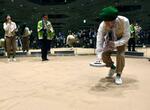 　鳥取県ゾーンのメイン展示「鳥取無限砂丘」を体験する鳥取県の平井伸治知事（右）＝２３日午前、大阪市此花区の夢洲