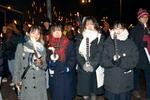 　受賞者を祝う恒例のたいまつ行列に参加する高校生平和大使の（左から）津田凜さん、大原悠佳さん、甲斐なつきさん、島津陽奈さん＝１０日、オスロ（共同）