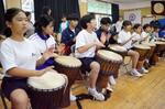 　ジャンベを演奏する鹿児島県三島村の小中学生ら＝１１月