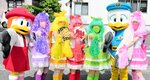【おばあＺ参上！】美方署「安心・安全アンバサダー」の「ももいろクロおばあＺ」もランナーを応援。メイン会場では県警マスコットとともに特殊詐欺防止などの啓発に当たった