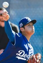 　ブルペンで投球するドジャース・大谷＝グレンデール（共同）