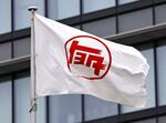 　トヨタ自動車の旗＝愛知県豊田市