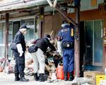 　戸田佳孝容疑者の自宅を家宅捜索する捜査員＝１２日午前１１時１５分、長野県生坂村