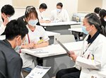 病院内のさまざまな場面を想定しながら接遇技術を学ぶ職員ら