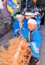 菖蒲を編み込んだ大綱を力いっぱい引く子どもたち＝５日夜、新温泉町久谷