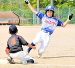 果敢に　三塁を狙いスライディング