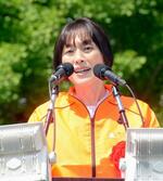 　第９６回中央メーデーであいさつする共産党の田村委員長＝１日午前、東京都渋谷区の代々木公園