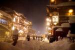 　雪が積もる銀山温泉の街並み＝２０２４年１２月、山形県尾花沢市