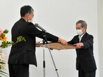 表彰状を受け取る山口社長（右）