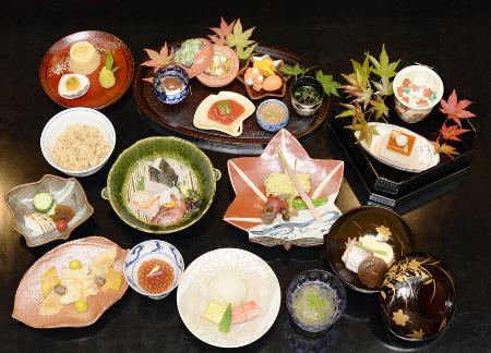 　さまざまな皿がならぶ和食の料理＝東京・銀座の江戸割烹「米村」