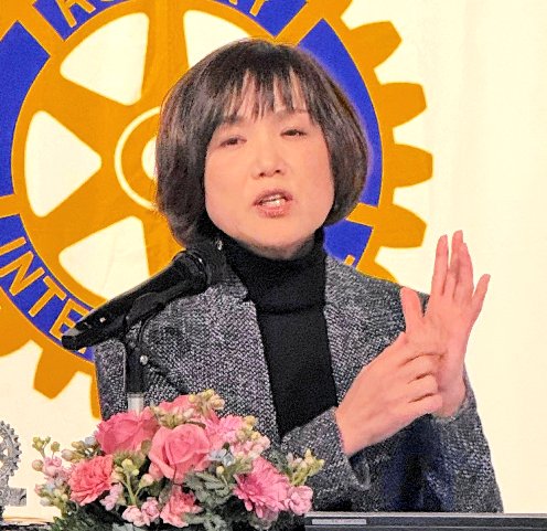 女性活躍や地域活性化について講演する吉岡さん