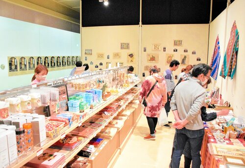 多彩なグッズが並ぶ物販コーナー＝鳥取市の県立博物館
