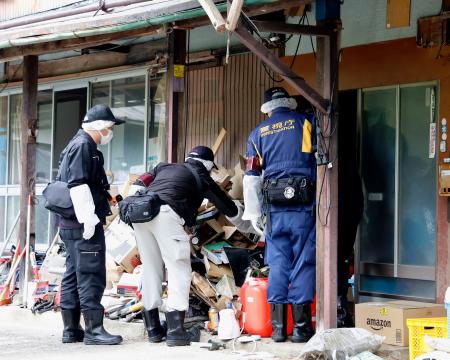 　戸田佳孝容疑者の自宅を家宅捜索する捜査員＝１２日午前１１時１５分、長野県生坂村