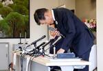 　伊東麗奈さんへのハラスメントを巡り、記者会見で謝罪する長野県辰野町の宮沢和徳教育長＝１６日午後、辰野町