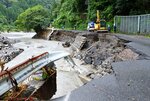 国道４８２号が大きく崩れ、孤立集落を生んだ＝１７日、鳥取市佐治町