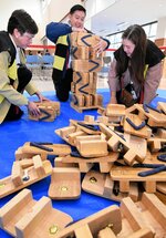 「げた積み」に挑戦する参加者＝２０日、境港市竹内団地の境夢みなとターミナル