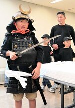 実際に甲冑と兜を身に着けた子どもたち＝５日、鳥取市の県立博物館