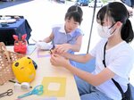 県伝統工芸品を紙で表現する参加者