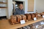 　茨城県つくば市のパン屋「ベッカライ・ブロートツァイト」の店主菅原大輔さん＝２月