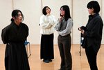 本番まで稽古を重ねる田中さん（左から２人目）ら＝２７日、鳥取市湖山町西１丁目の湖山西地区公民館