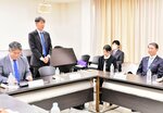 番組制作協力への感謝と今後の展開を語る金社長（左から２人目）＝２０日、米子市河崎の中海テレビ放送本社