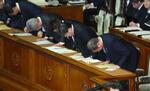 　衆院本会議で２０２５年度予算案が可決され、一礼する石破首相（右端）ら＝４日午後