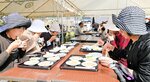 この秋収穫された但馬産の新そばを堪能する来場者たち＝８日、豊岡市出石町