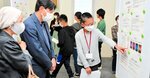 実験の成果を発表する受講生（右）＝１１日、米子市彦名町の米子高専
