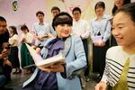 　北京外国語大で特別授業を行い、学生と言葉を交わす黒柳徹子さん＝３１日、北京（共同）