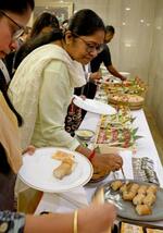 　愛媛の食の魅力を発信するイベントに参加した人たち＝２０２５年２月、インド南部チェンナイ（共同）