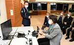 ドライブチェッカーを体験する委員＝６日、鳥取市千代水３丁目の鳥取署