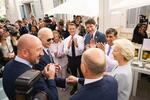 　ドイツのショルツ首相（手前中央）の誕生日を祝福する先進７カ国（Ｇ７）首脳ら＝１４日、イタリア・ファサーノ（ドイツ政府提供、ゲッティ＝共同）