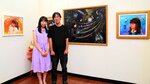 個展を開いた中嶋さん（右）と作品のモデルとなった次女