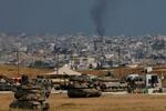 　２０日、イスラエルとガザの境界付近の軍事車両（ロイター＝共同）