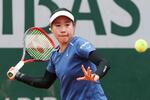　女子シングルス１回戦でプレーする日比野菜緒＝パリ（共同）