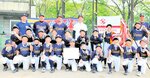 決勝戦で美方の追撃を抑え、大会２連覇を果たした香住ジュニアベースボールクラブ＝２８日、新温泉町湯の健康公園多目的グラウンド