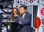 　欧州での試験参画に向け、大阪・関西万博の会場で覚書に署名する野中厚文部科学副大臣（右）＝１２日午前（文科省提供）