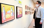 温かい色で描いた油絵など児童らの力作が並ぶ作品展＝５日、鳥取市吉方温泉３丁目の市文化センター
