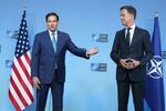 　３日、ＮＡＴＯ本部でルッテ事務総長（右）と会ったルビオ米国務長官＝ブリュッセル（ＡＰ＝共同）
