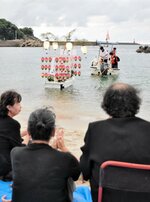 合掌 浜辺を離れていく精霊船。手を合わせて迎えた精霊を見送った＝１５日、新温泉町諸寄